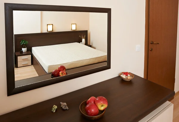 Внутренний пример спальни с зеркалом — стоковое фото