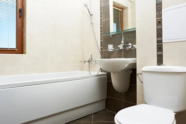 Moderne badkamer in bruine kleur — Stockfoto