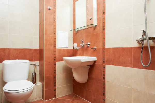 Современная ванная комната в красном цвете — стоковое фото