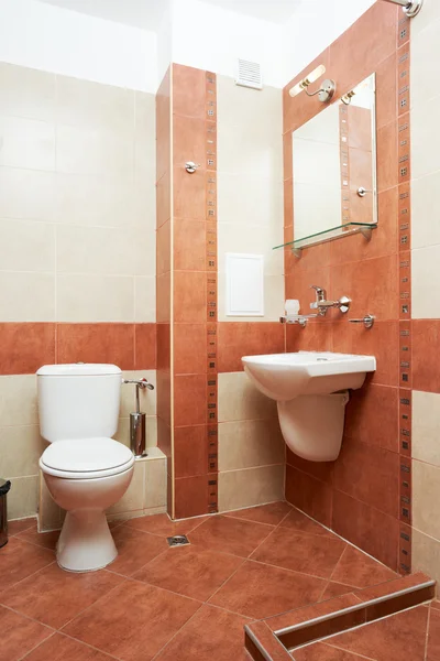 Современная ванная комната в красном цвете — стоковое фото