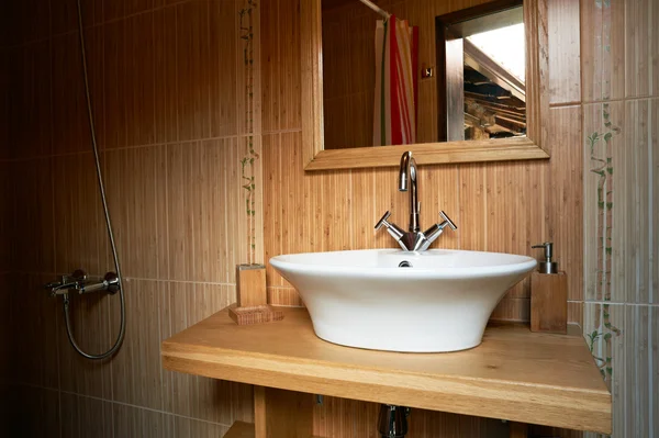 Интерьер ванной комнаты с деревянной тематикой — стоковое фото