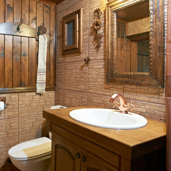 Интерьер ванной комнаты гостевого дома — стоковое фото