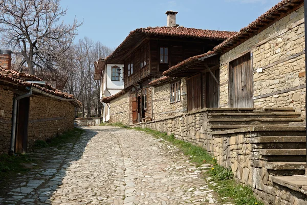 Straat in zheravna met houten huizen — Stockfoto
