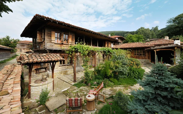 Dřevěný dům v obci Žeravna, Bulharsko — Stock fotografie