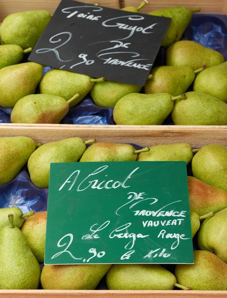 Gröna päron till salu — Stockfoto