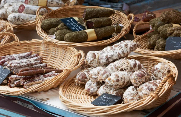 Случайные колбасы на рынке в Провансе — стоковое фото