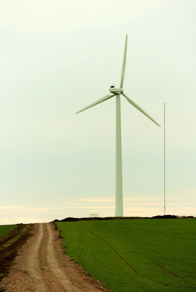 Elektrische Windmühle bei Sonnenuntergang — Stockfoto