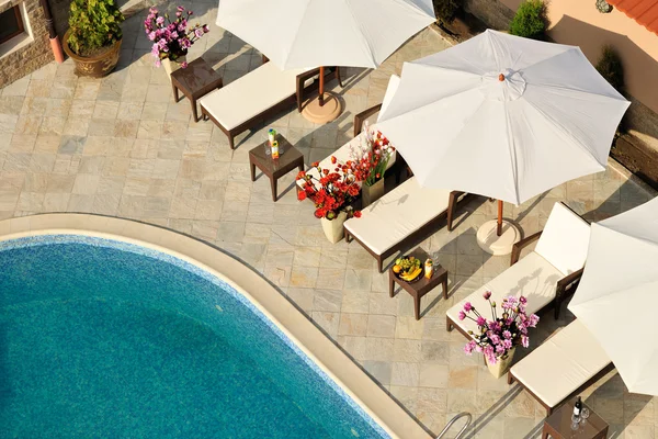 Swimming pool and lounges with parasols — Stock Photo, Image