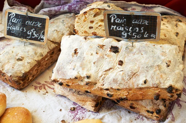 Geleneksel Fransız ekmeği kuru üzüm ile — Stok fotoğraf