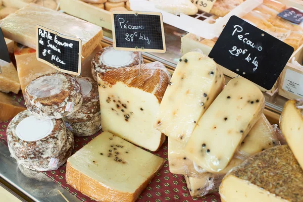Slumpmässiga fransk ost på provence marknaden — Stockfoto