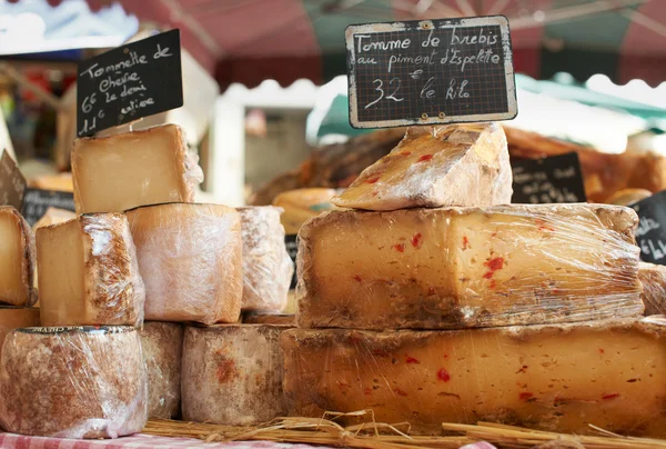 Fromage français aléatoire sur le marché provençal — Photo