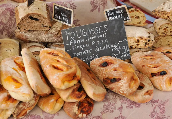 Παραδοσιακό γαλλικό ψωμί στην αγορά της Προβηγκίας — Φωτογραφία Αρχείου