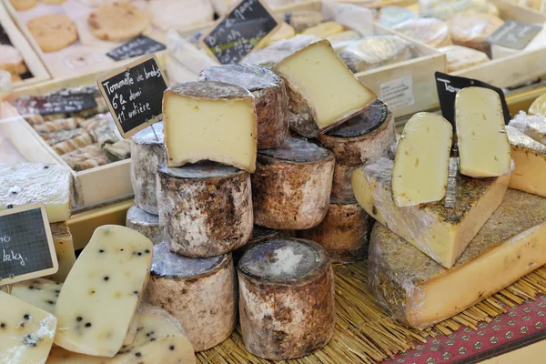 Französischer Käse auf dem Markt der Provence — Stockfoto