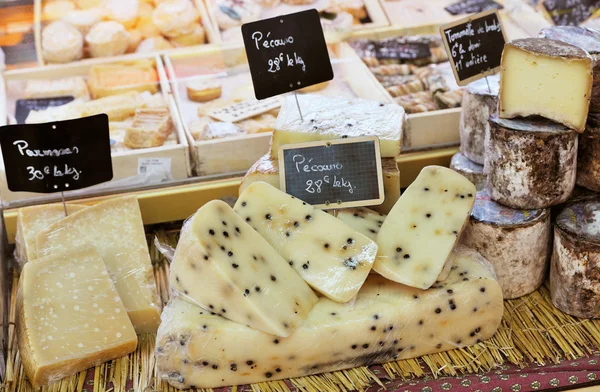 Franse kaas om te verkopen — Stockfoto