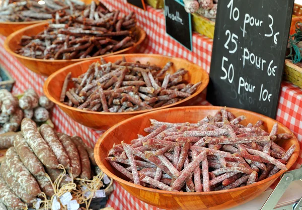 Французская колбаса на рынке Прованса — стоковое фото