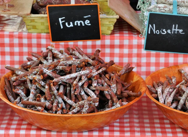 Salsicha fumada no mercado da Provença em França — Fotografia de Stock
