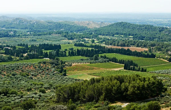 Krajobraz Prowansji, w pobliżu miejscowości baux, Francja — Zdjęcie stockowe