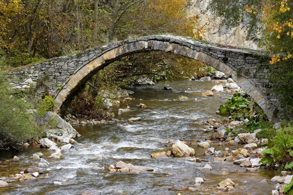 Starý kamenný most v horách — Stock fotografie