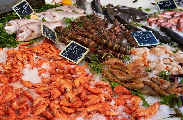Mesa de mercado com camarões de peixe anf — Fotografia de Stock