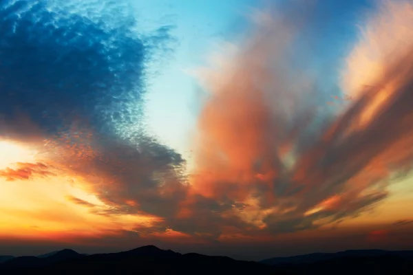Dağların üzerinden renkli günbatımı — Stok fotoğraf