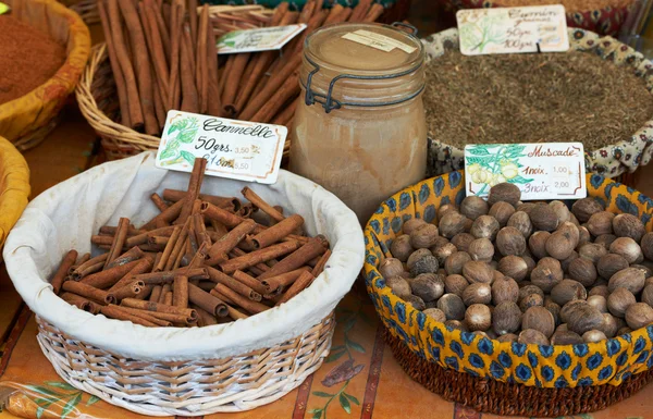 Cinnamon and other exotic spices for sale — Stock Photo, Image