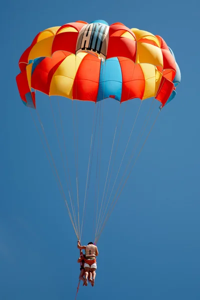 몇 가지 비행으로 낙하산 — 스톡 사진