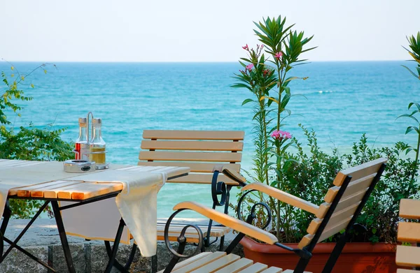 Tisch an der Meeresküste — Stockfoto