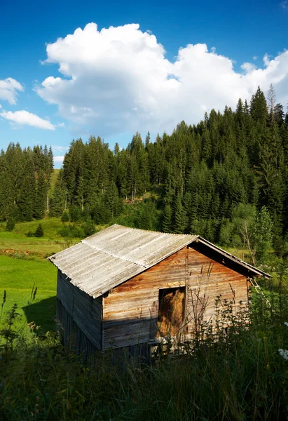 Stará stodola v horách — Stock fotografie