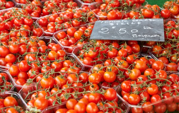 Cherry rajčata na provnece trhu — Stock fotografie
