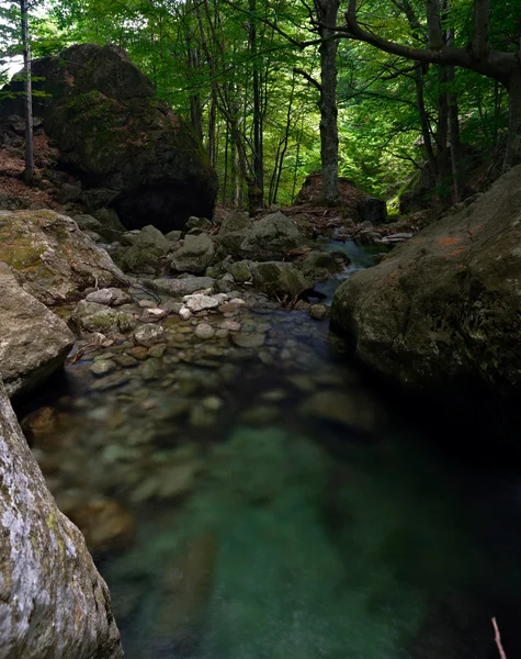 Blu acqua limpida del torrente di montagna — Foto Stock