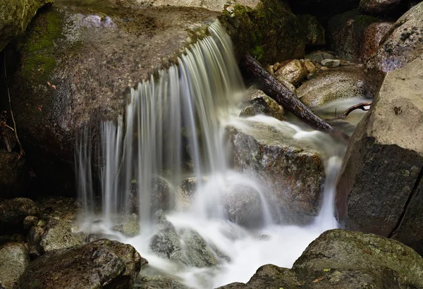 Gladde water van een waterval — Stockfoto