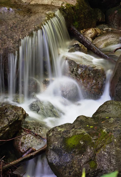 Water van een bergbeek — Stockfoto