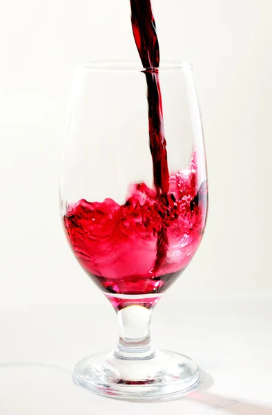 Vierta una copa con vino — Foto de Stock