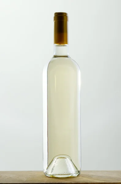 Пляшка білого вина без лейблу — стокове фото