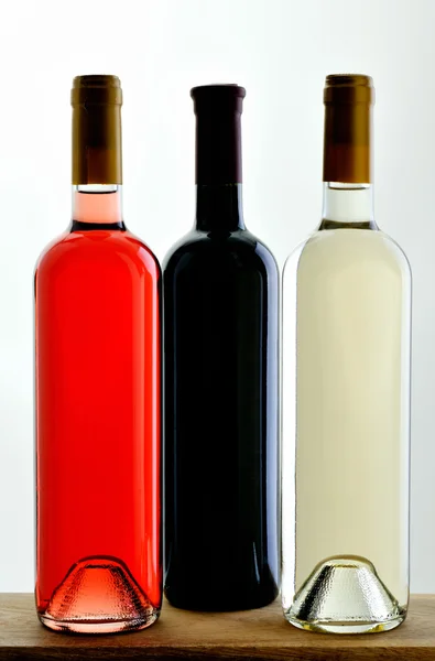 Três garrafas aleatórias de vinho — Fotografia de Stock