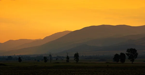 Paysage au coucher du soleil avec montagnes Photos De Stock Libres De Droits