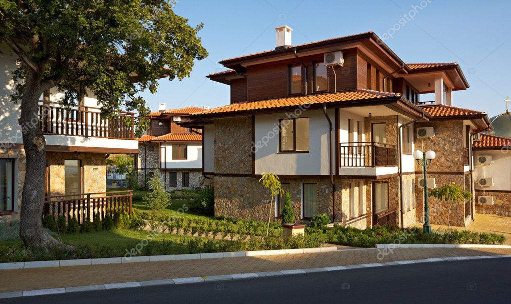 mooie huizen in sveti vlas, bulgarije – redactionele stockfoto