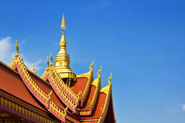 Telhado de arte tailandesa de templo o fundo de céu azul — Fotografia de Stock