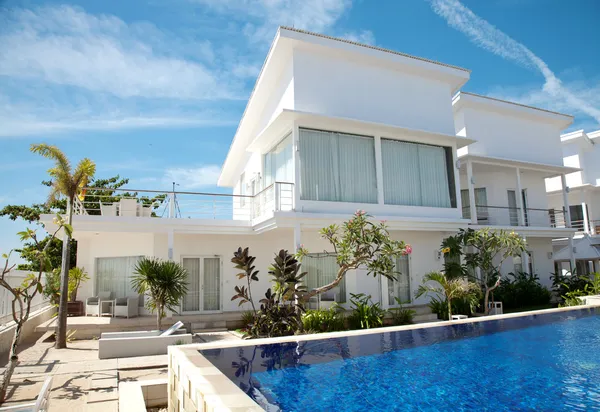 Luxus-Villa mit Pool — Stockfoto