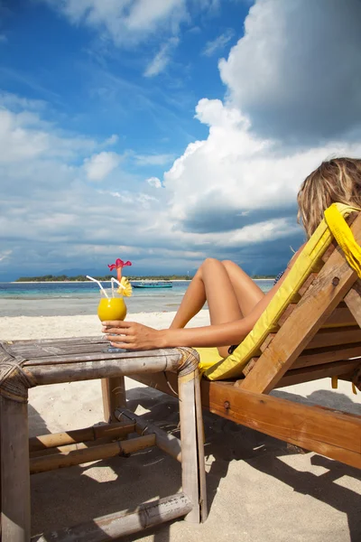 Kvinne med cocktail på stranda – stockfoto