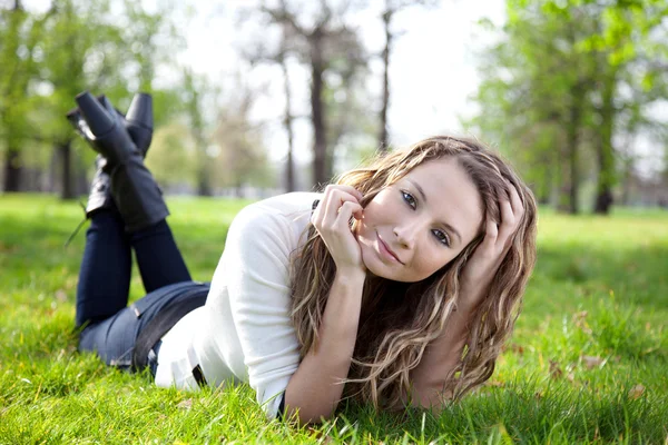 Vrouw in park — Stockfoto