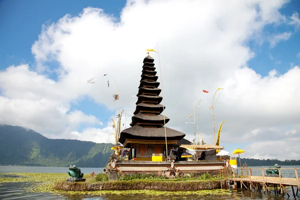 Templo Pura Ulun Danu en el lago — Foto de Stock