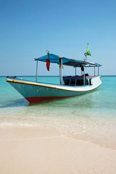 Barca su una spiaggia — Foto Stock