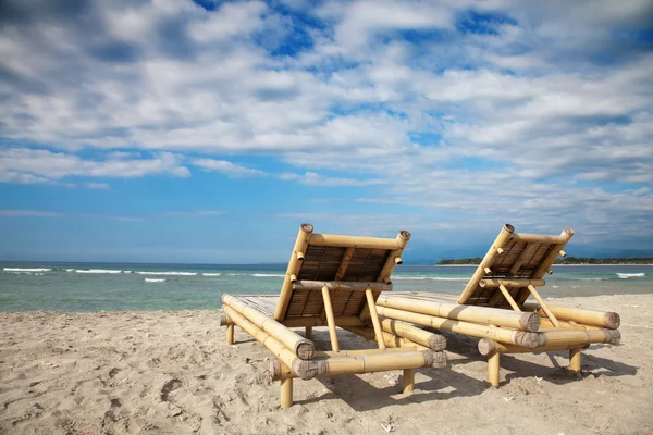 빈 해변에 나무 deckchairs — 스톡 사진