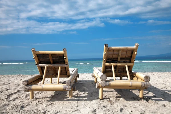 빈 해변에 나무 deckchairs — 스톡 사진