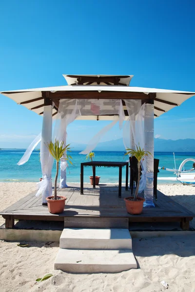 Pavillon des mariages à la plage dans les îles Gili — Photo