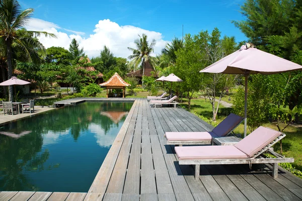 Zwembad in een eco resort — Stockfoto