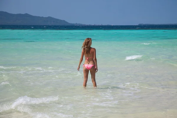 Mulher em uma praia tropical — Fotografia de Stock