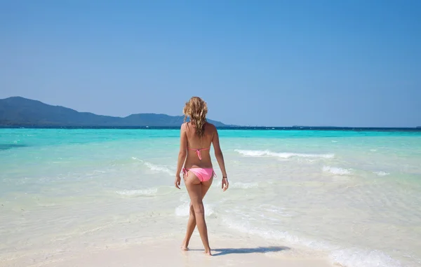 Kadın bir tropikal plaj — Stok fotoğraf