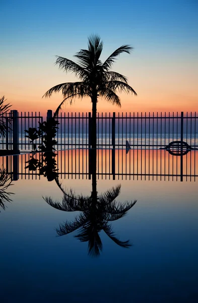 Solnedgång och infinity-pool — Stockfoto